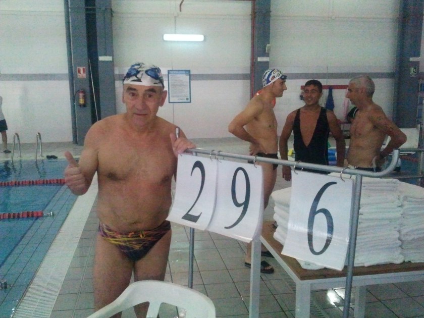 Miguel Domingo completa el reto de nadar 296 piscinas para recaudar fondos para Cáritas 