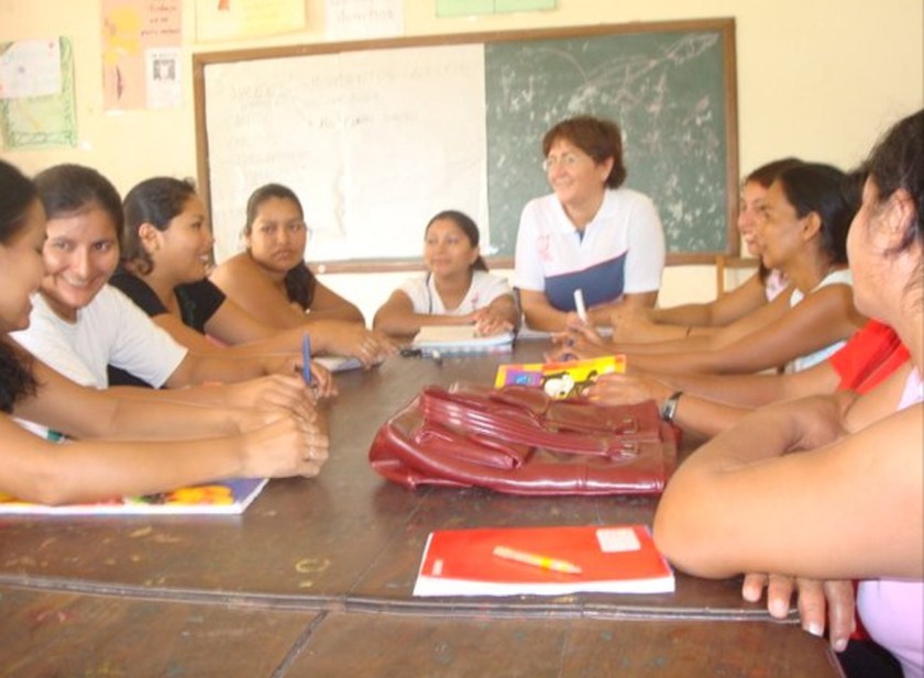 La misionera Maria José Velert dando clase a niños en Bolivia