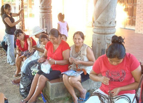 María José Velert enseñando a mujeres bolivianas