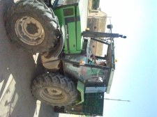 Tractor transportando arroz