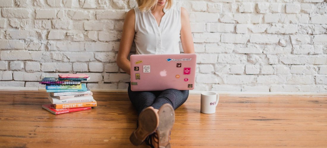 Es muy posible que estés pensando en poner en marcha una estrategia de contenido en redes sociales para aumentar la reputación de tu proyecto y conseguir más clientes pero no sabes cómo hacerlo. Hoy te ofrezco el mejor consejo que alguien que se dedica a trabajar la imagen de marcas en la red te puede dar: APORTA VALOR. Un ejercicio que viene muy bien para saber si una página de Facebook o un perfil en Twitter aporta o no valor es ponerte en el lugar de tus seguidores. ¿De verdad a mi me interesa seguir a una marca que lo único que me aporta es información sobre promociones de venta de sus productos? Es muy posible que si solo hablamos de precios acostumbremos a nuestra comunidad, en el mejor de los casos, a visitarnos solo cuando tengan la necesidad de comprarnos. Pero el resto del tiempo los tendremos aburridos e incluso nos abandonarán. Para mantener activa una comunidad de seguidores en torno a tu marca ya seas un profesional o una empresa es muy importante que les ofrezcamos información y contenidos que sean de su interés. Para poder acertar con el tipo de contenido es recomendable realizar previamente un perfil lo más detallado posible de nuestro cliente. Solo conociendo en profundidad a nuestro cliente vamos a saber cuáles son sus intereses. Cuando tengamos un número considerable de seguidores podemos hacer directamente una pequeña encuesta. Además, las estadísticas que nos ofrecen las plataformas como Facebook, Twitter o Instagram también nos ayudarán a saber qué contenidos son los que más éxito han tenido entre nuestra comunidad. Premios Hacer promociones solo para tus seguidores en redes sociales puede ser una buena estrategia para hacer sentir importante a tu audiencia y que sientan que seguirte y pertenecer a tu comunidad les aporta cosas en su vida. Hace tiempo conocí el caso de un concesionario de coches que cuando su marca sacaba un coche nuevo cuando éste llegaba al concesionario se montaba una sesión exclusiva con los seguidores de Facebook del concesionario para que fueran los primeros en conocer y probar el nuevo modelo. De esas sesiones salieron varias ventas. Ejemplos Tienes una tienda de electrodomésticos – Habla de ellos, compara modelos dando pros y contras, posiciónate como experto, aporta valor con consejos de mantenimiento de los aparatos que vendes esto te granjeará una buena reputación. Soy abogado – Explica la aparición de nuevas leyes que puedan afectar a diferentes colectivos, aporta contenido de valor que pueda solucionar pequeños problemas. No tengas miedo, si ayudas a alguien no estás perdiendo dinero porque los seres humanos somos agradecidos y cuando esa persona a la que has ayudado necesite un abogado seguro que se acordará de ti. Tengo una panadería - Explica los beneficios de comer pan todos los días, las diferencias entre los diferentes panes (no solo los que tengas en la panadería), que beneficios para la salud puede tener comer un determinado pan u otro, recetas con pan, consejos para conservar mejor el pan, cómo hacer pan en casa … No tengas miedo, la gente hace pan en casa para divertirse no como tarea diaria y …. tu llevas 20 años haciendo pan ¿en serio crees que alguien lo va a hacer mejor porque les enseñes a hacerlo? ¿Acaso a los cocineros de la tele les afecta en sus restaurantes enseñar recetas? Podría seguir con más ejemplos pero creo que con estos tres queda claro lo que quería explicar. Aporta valor y no tengas miedo a compartir porque lo más importante en las redes sociales es ayudar a solucionar problemas, a dar antes que recibir, a seducir con buen contenido a tus seguidores. Solo de esta forma convertirás followers en clientes.